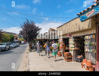 Die Hauptstraße des Dorfes Pomaire, berühmt für seine lokalen Töpferwaren, Provinz Melipilla, Großraum Santiago, Chile, Südamerika Stockfoto