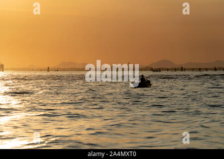 Sonnenuntergang in der Lagune von Venedig chioggia Hafen von einem Boot aus Landschaft Stockfoto