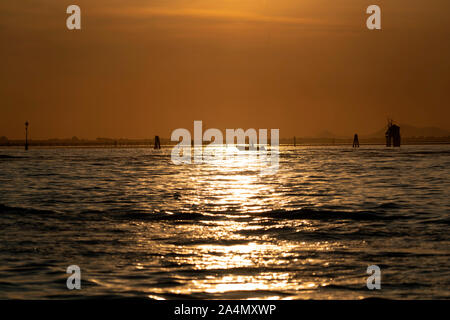 Sonnenuntergang in der Lagune von Venedig chioggia Hafen von einem Boot aus Landschaft Stockfoto