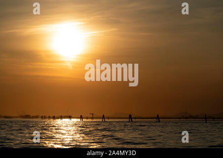 Sonnenuntergang in der Lagune von Venedig chioggia Hafen von einem Boot aus Landschaft Stockfoto