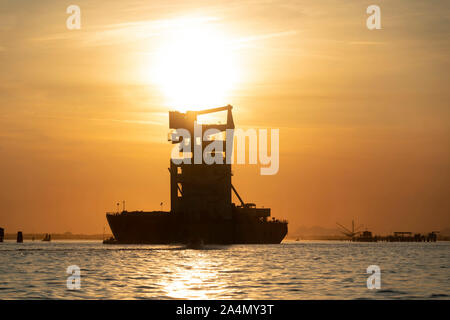 Sonnenuntergang in der Lagune von Venedig chioggia Hafen von einem Boot aus Landschaft Stockfoto