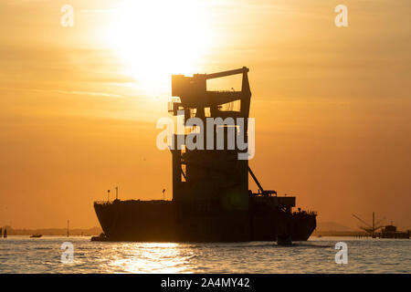 Sonnenuntergang in der Lagune von Venedig chioggia Hafen von einem Boot aus Landschaft Stockfoto