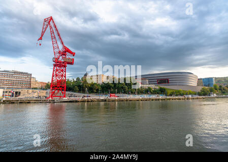 15/09-19, Bilbao, Spanien. Der Kran, genannt La Carola, ist ein aus den Bereichen industrielle Vergangenheit. Die San Mamés Fußball-Stadion, Heimat des athletischen Bil Stockfoto