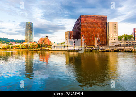 15/09-19, Bilbao, Spanien. Euskalduna Konferenzzentrum und Konzertsaal nach rechts, und der 165 m hohe Iberdrola Turm auf der linken Seite. Stockfoto