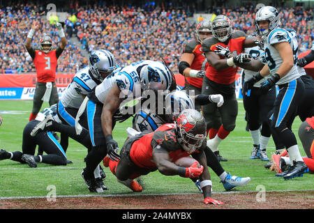 Ronald Jones II #27 läuft - zurück von der Tampa Bucht zählt einen Touchdown während der NFL Spiel zwischen Carolina Panthers und Tampa Bay Buccaneers an der Tottenham Stadion in London, Vereinigtes Königreich. Am 13. Oktober 2019 Stockfoto