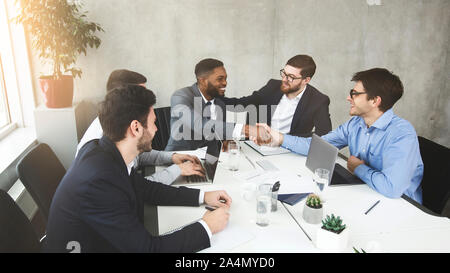 Geschäftliche Partnerschaft. Männer Hände schütteln Nach unterzeichnen Vertrag Stockfoto