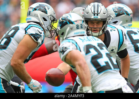 Kyle Allen #7 Quarterback der Carolina Panthers Hände weg zu Christian McCaffrey #22 läuft während der NFL Spiel zwischen Carolina Panthers und Tampa Bay Buccaneers an der Tottenham Stadion in London, Vereinigtes Königreich. Am 13. Oktober 2019 Stockfoto