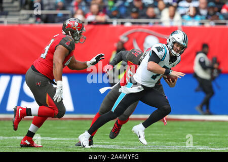 Kyle Allen #7 Quarterback der Carolina Panthers läuft mit dem Ball während der NFL Spiel zwischen Carolina Panthers und Tampa Bay Buccaneers an der Tottenham Stadion in London, Vereinigtes Königreich. Am 13. Oktober 2019 Stockfoto