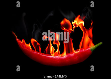 Red Hot Chili Pfeffer auf Feuer und Rauch auf schwarzem Hintergrund Stockfoto