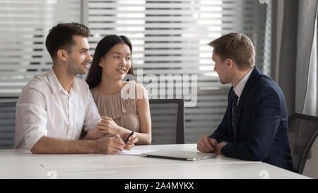 Zuversichtlich manager Realtor banker Beratung gerne diverse junge Paar Stockfoto