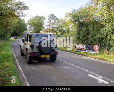 Floral Tribute an der B 4031 außerhalb der RAF Croughton, in Northamptonshire, wo Harry Dunn, 19, starb, als sein Motorrad in einem Kopf beteiligt war - auf Kollision im August. Stockfoto