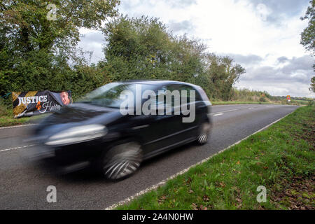 Ein Fahrzeug die floral Tribute an der B 4031 außerhalb der RAF Croughton, in Northamptonshire, wo Harry Dunn, 19, starb, als sein Motorrad in einem Kopf beteiligt war - auf Kollision im August. Stockfoto