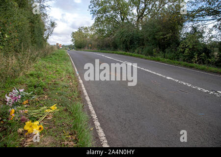 Floral Tribute an der B 4031 außerhalb der RAF Croughton, in Northamptonshire, wo Harry Dunn, 19, starb, als sein Motorrad in einem Kopf beteiligt war - auf Kollision im August. Stockfoto