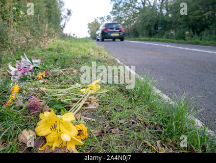 Floral Tribute an der B 4031 außerhalb der RAF Croughton, in Northamptonshire, wo Harry Dunn, 19, starb, als sein Motorrad in einem Kopf beteiligt war - auf Kollision im August. Stockfoto