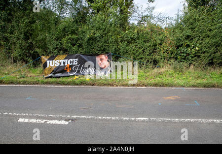 Floral Tribute an der B 4031 außerhalb der RAF Croughton, in Northamptonshire, wo Harry Dunn, 19, starb, als sein Motorrad in einem Kopf beteiligt war - auf Kollision im August. Stockfoto