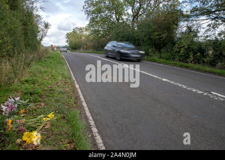 Floral Tribute an der B 4031 außerhalb der RAF Croughton, in Northamptonshire, wo Harry Dunn, 19, starb, als sein Motorrad in einem Kopf beteiligt war - auf Kollision im August. Stockfoto