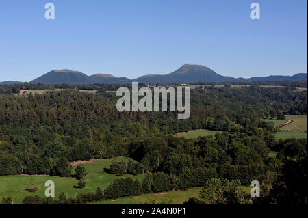 Der Vulkan Puy de Dome vom Tal aus gesehen und erkennbar mit seinen großen Antenne an der Spitze Stockfoto