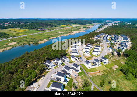 Luftaufnahme von Gebäuden am Fluss Stockfoto