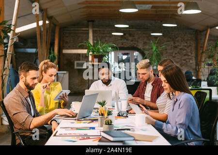 Arbeitsprozess. Junge Designer, die am Projekt Stockfoto