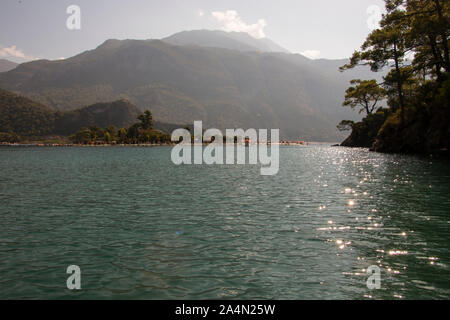 Ölüdeniz Türkei. Ansicht der Babadag vom See von der schönen blauen Lagune Stockfoto