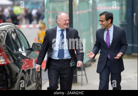 Royston Smith MP (Con: Southampton Itchen) und Rehman Chishti MP (Gillingham und Rainham) Ankunft in Downing Street für ein Jahr an der Nummer 10, 2. Stockfoto