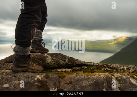 Wanderer stehen auf Felsen, niedrige Abschnitt Stockfoto