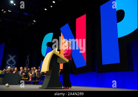 Aberdeen, Großbritannien. 15. Oktober 2019. Im Bild: Nicola Sturgeon - Erster Minister von Schottland und Leiter der Scottish National Party (SNP) liefert ihrer Grundsatzrede auf dem Erhalten der schottischen Unabhängigkeit der Scottish National Party Konferenz, Aberdeen, Großbritannien zu schließen. Die Veranstaltung komplexe Aberdeen (teca). Credit: Colin Fisher/Alamy leben Nachrichten Stockfoto