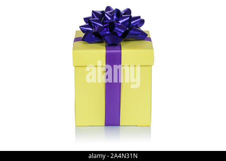 Weihnachtsgeschenk Geburtstagsgeschenk gelbe Box Band auf einem weissem Hintergrund Stockfoto