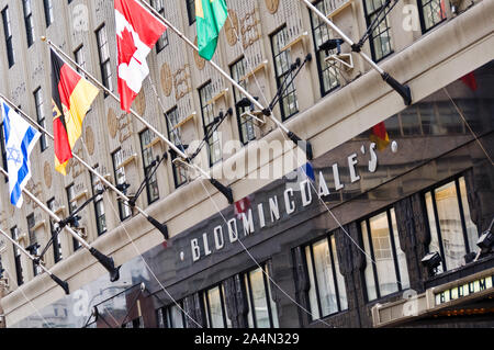 Eingang des Bloomingdale Flagship Store in New York, USA Stockfoto