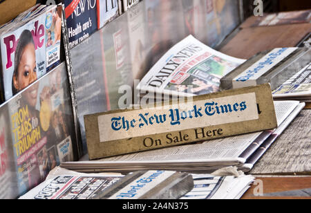 Die New York Times, auf Verkauf hier Board mit anderen Zeitschriften und Zeitungen in New York, USA Stockfoto