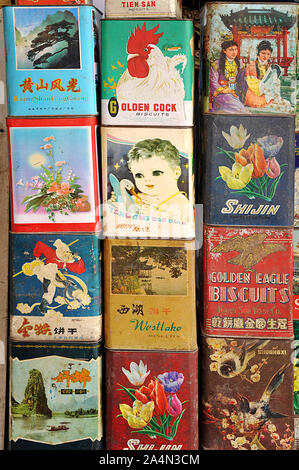 Sammlung von alten Metallic vintage Kekse tin Boxen für Verkauf an den antiken Markt, Shanghai, China Stockfoto