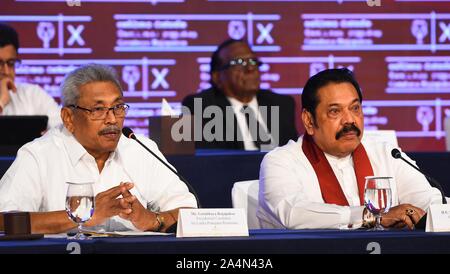 Colombo, Sri Lanka. 15 Okt, 2019. Gotabaya Rajapaksa (L), Präsidentschaftskandidat in Sri Lanka der wichtigsten Oppositionspartei Sri Lanka Podujana Peramuna (Slpp), spricht vor der Presse in Colombo, Sri Lanka, 15. Oktober 2019. Gotabaya Rajapaksa geschworen, am Dienstag eine neutrale Außenpolitik und freundschaftliche Beziehungen zu allen Nationen zu pflegen, wenn er gewinnt die Präsidentschaftswahlen am 16. November. Credit: A. Hapuarchchi/Xinhua/Alamy leben Nachrichten Stockfoto