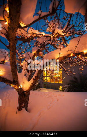 Blick auf das beleuchtete Haus im Winter Stockfoto