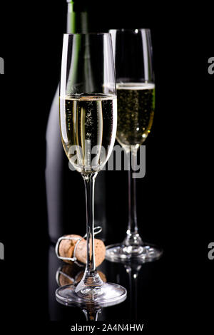 Zwei Gläser Champagner, eine Flasche und einen Korken Stockfoto