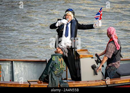 London, Großbritannien. 15 Okt, 2019. Aussterben Rebellion Demonstranten auf einem Boot in der Nähe der Westminster Bridge mit einem Boris Johnson Imitator in London, UK. Quelle: Wladimir Morosow/akxmedia. Quelle: Wladimir Morosow/Alamy leben Nachrichten Stockfoto