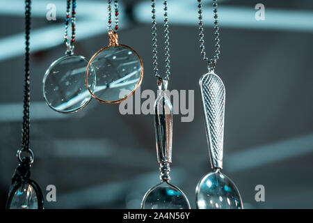 Halloween Requisiten. Steam Punk Uhrwerk und single lens eye Stücke. Hand Made golden monocles, Gentleman style, posh Zubehör aus dem 18. Jahrhundert. Stockfoto