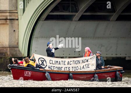 London, Großbritannien. 15 Okt, 2019. Aussterben Rebellion Demonstranten auf einem Boot in der Nähe der Westminster Bridge mit einem Boris Johnson Imitator in London, UK. Quelle: Wladimir Morosow/akxmedia. Quelle: Wladimir Morosow/Alamy leben Nachrichten Stockfoto