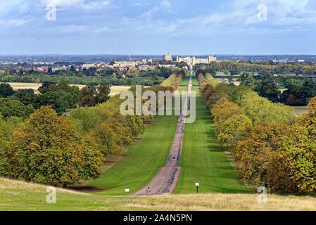 Einen erhöhten Blick auf den langen Weg mit Windsor Schloss im Hintergrund den Horizont auf einem sonnigen, herbstlichen Tag, Windsor Berkshire England Großbritannien Stockfoto