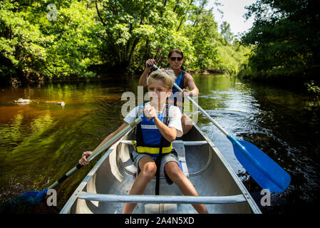 Mutter mit Sohn Kajak Stockfoto