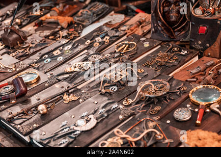 Steampunk Uhrwerk Maschinen und Werkzeuge für die Zeit reisen. Handgemachte Kunst, Messing und goldenen Details. Halloween Theme, Retro noir Atmosphäre. Stockfoto