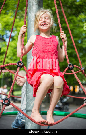 Mädchen auf Spielplatz Stockfoto