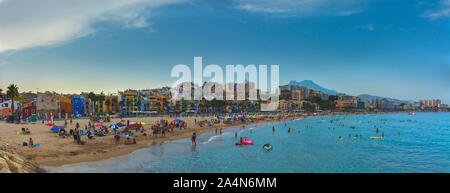 Benidorm, Alicante, Spanien - 05. August 2019: Panoramablick. Strand von Villajoyosa. Linke Seite, die alte Stadt, mit den bunt bemalten Häusern. Rechte Seite Stockfoto