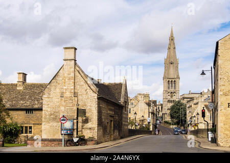 Blick entlang einer Straße mit alten Kalkstein Gebäuden gesäumt, der Kirche St. Mary und Brücke über den Fluss Welland. Stamford, Lincolnshire, England, Vereinigtes Königreich, Großbritannien Stockfoto