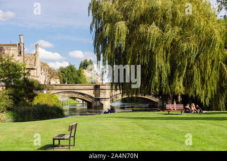 Edward Brownings Bogenbrücke über den Fluss Welland vom Town Meadows Park. Stamford, Lincolnshire, England, Großbritannien Stockfoto