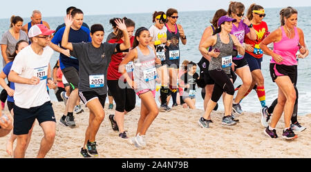 Babylon, New York, USA - 24. Juni 2019: Viele Leute, die eine Meile Rennen am Strand durch das Wasser am Robert Moose State Parks Sommer-Serie. Stockfoto