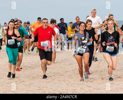 Babylon, New York, USA - 24. Juni 2019: Viele Leute, die eine Meile Rennen am Strand durch das Wasser am Robert Moose State Parks Sommer-Serie. Stockfoto