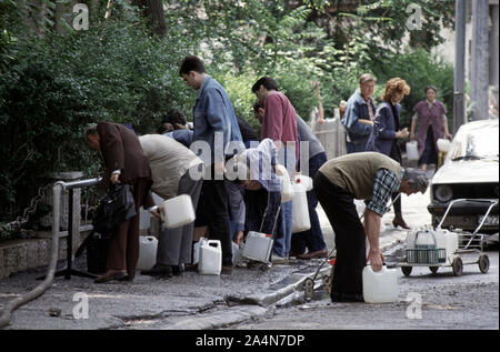 5. Juni 1993 während der Belagerung von Sarajevo: Bosnier führen Sie die tägliche Aufgabe des Füllung Kunststoffbehälter mit Trinkwasser an einem Standrohr auf Dobrovoljačka Straße, unmittelbar südlich der Ćumurija Brücke in die Altstadt. Stockfoto