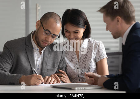 Gerne diverse Paar Vertragsabschluss, Kauf deal Stockfoto
