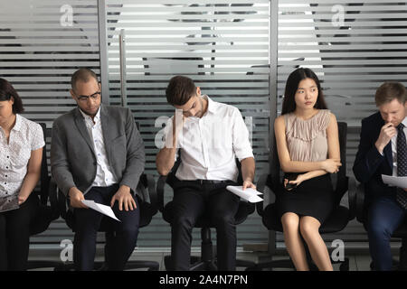 Diverse Kandidaten warten auf Job Interview, Menschen in Reihe Stockfoto