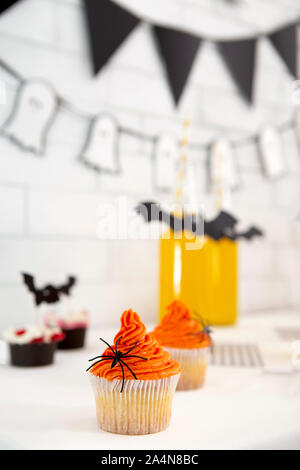 Orange Schale Kuchen und Halloween Getränke am Tisch Stockfoto